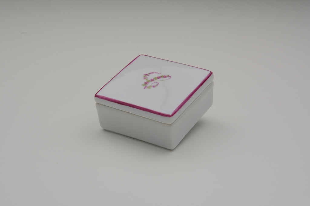 Scatola quadra con filo e sigla fiorita Rosa