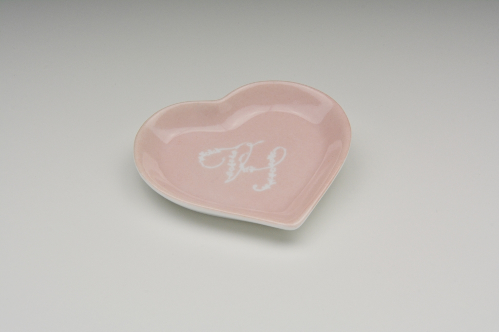 Piattino Cuore Rosa con sigla fiorita bianca